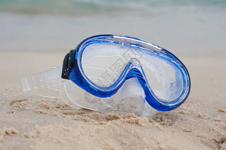 在海滩上关闭潜水面罩图片