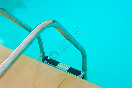 游泳池的入口图片