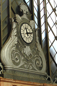 在火车站大厅的老时钟图片