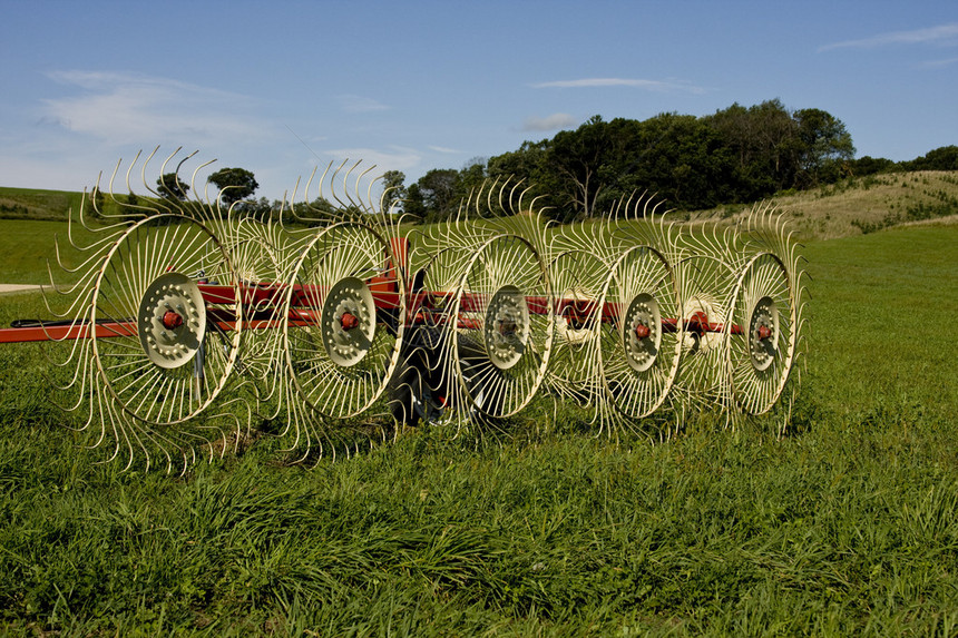 农田草地上的干草耙图片
