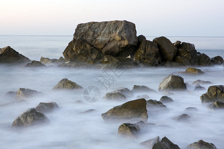 海水中的石头图片