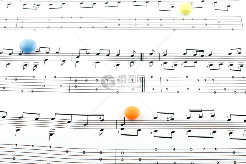 音乐符号元素和白色背景上的药丸图片
