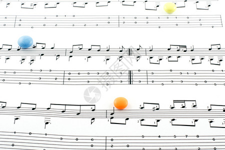 音乐符号元素和白色背景上的药丸背景图片