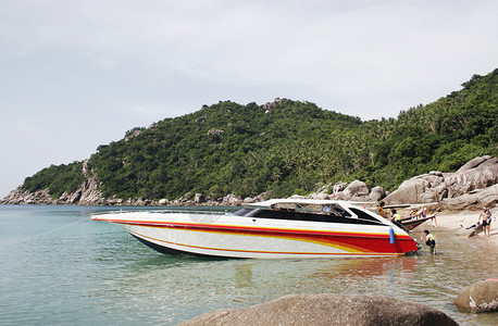 快艇停泊在泰国涛岛芒果湾图片