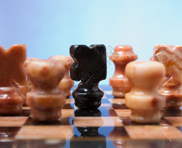 蓝色背景上的国际象棋游戏图片