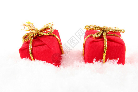 雪中的两个红盒子图片