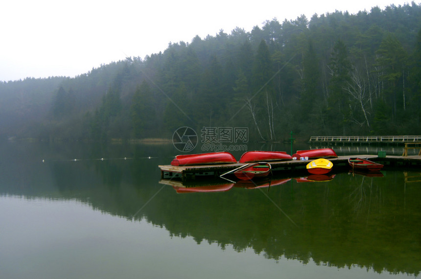 季末的风景船只在静湖上的停图片