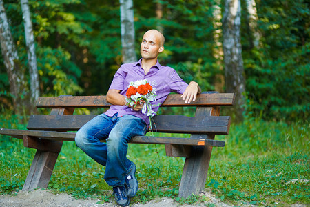 帅哥拿着花束在外面等女朋友的照片图片