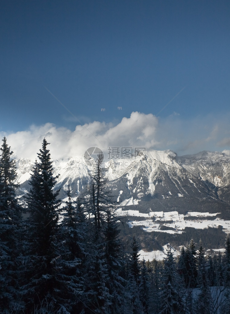 冬季雪下山丘滑雪度假胜地Schl图片