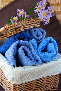 堆有花的蓝色和蓝紫色毛巾图片