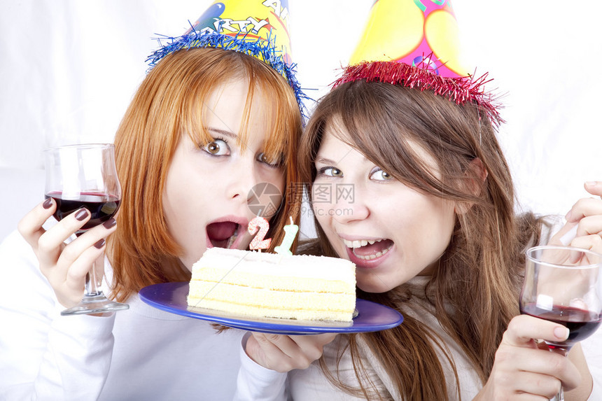 两个有蛋糕的女朋友庆图片