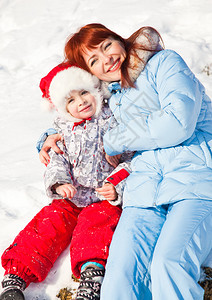 母亲和女儿在雪地里玩耍图片