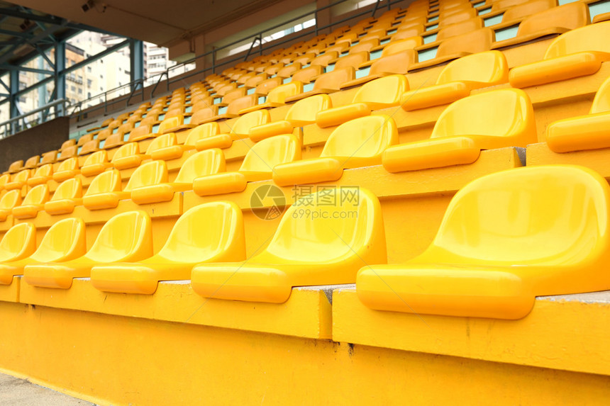 体育场内的黄色椅子图片