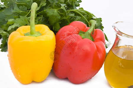 蔬菜白底带橄榄油的辣椒图片