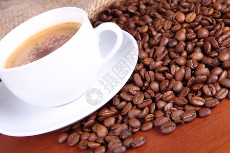 杯咖啡和咖啡豆图片