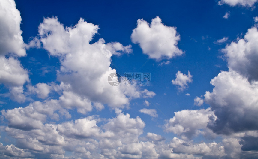 晴朗天气的夏天多云的天空图片