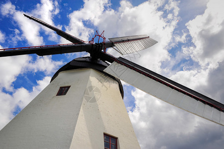 布恩霍尔姆岛上的风车图片