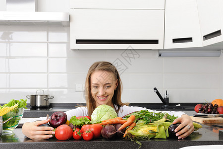 在现代厨房做饭的女人图片
