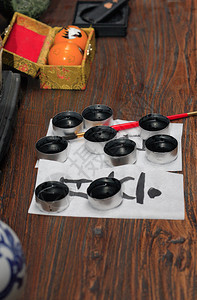 木制桌上的传统亚洲书法套装图片