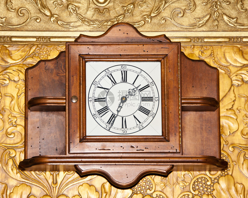 墙上的大老式木钟图片