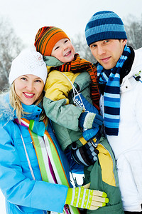 快乐的年轻父母带着儿子去滑冰图片