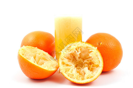 杯鲜榨橙汁和白色背景中的橙子图片