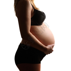 白色背景下的孕妇腹部图片