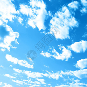 在蓝天的抽象云彩图片