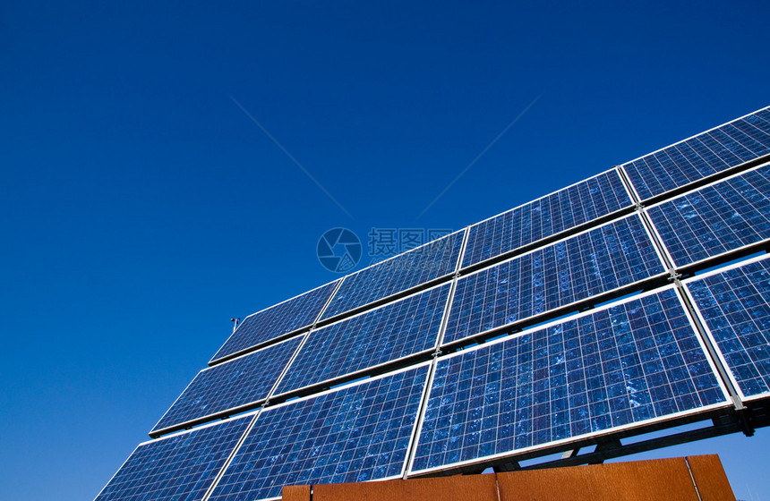 蓝天前的太阳能板图片