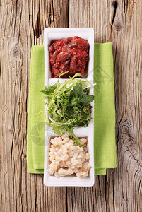 白豆红豆沙司和沙拉蔬菜图片