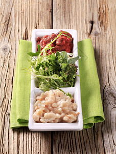 白豆红豆沙司和沙拉蔬菜图片