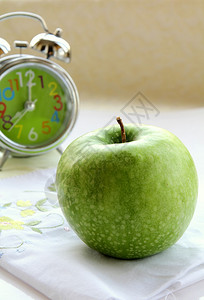 青苹果和闹钟早餐图片