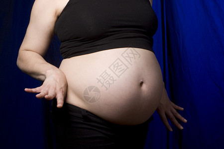 炫耀她的腹部的孕妇图片