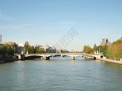 法国巴黎塞纳河对面卢浮宫图片