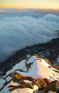 在白雪覆盖的山上的日落图片