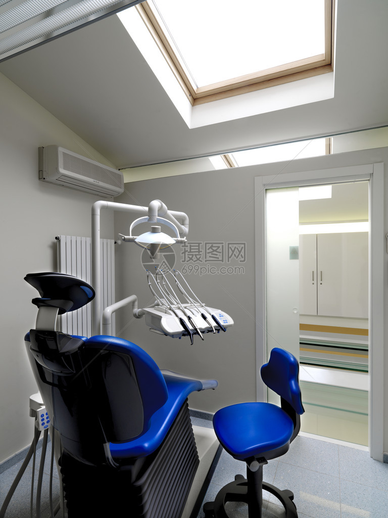 阁楼现代牙科手术中的牙科椅图片