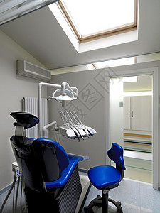 阁楼现代牙科手术中的牙科椅图片