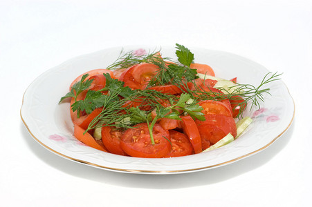 红番茄和黄瓜在白底盘子上的沙拉鲜熟的图片