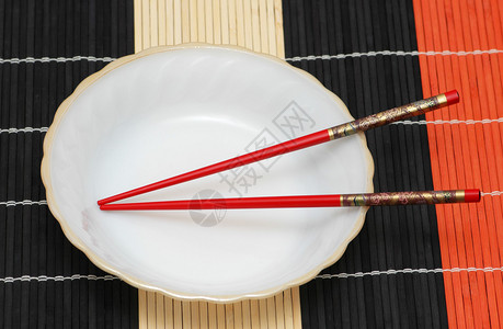 木垫上的白盘和筷子图片