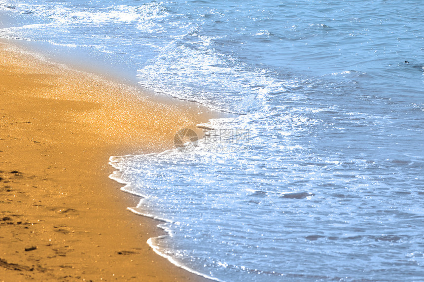 海滩上的水和沙子图片