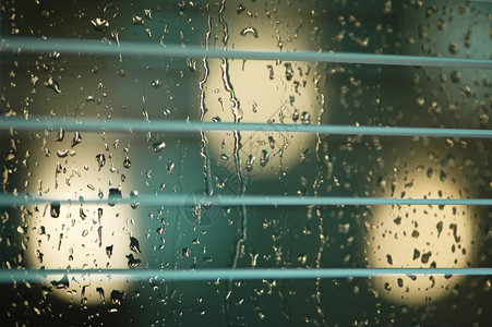 玻璃和百叶窗上的水滴图片