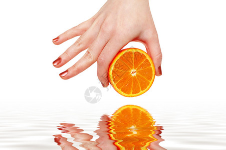 手上握着半切橙色的手在白图片