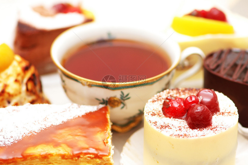 甜蛋糕配浆果和一杯茶图片