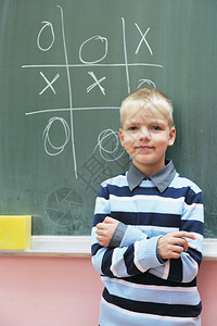 一年级数学课程的快乐小男孩解决问题和找到解决之道图片