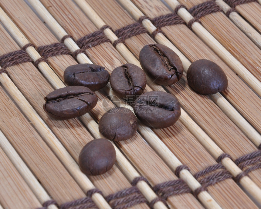 竹衬里躺着黑咖啡粒的图片图片