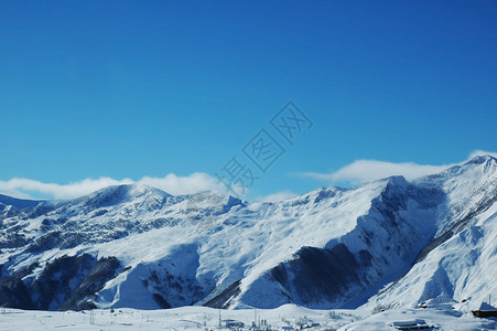 山上被雪覆盖的风景图片