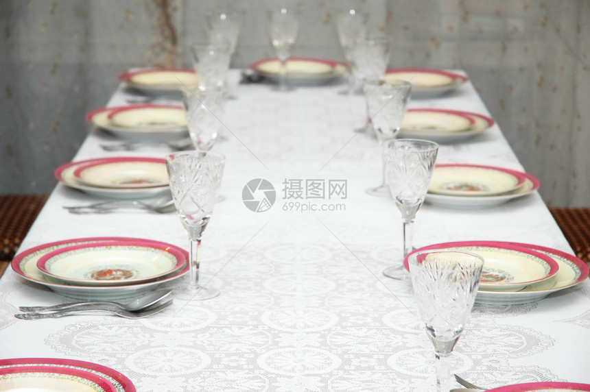 餐厅的餐桌为聚会服务图片