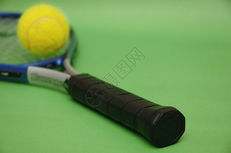 网球拍和球在绿色背景图片