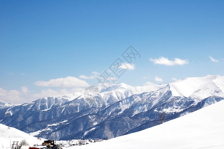 与山的冬天风景图片