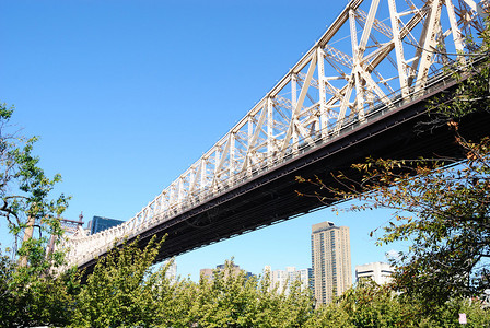 曼哈顿中城的天线与皇后区伯罗大桥图片